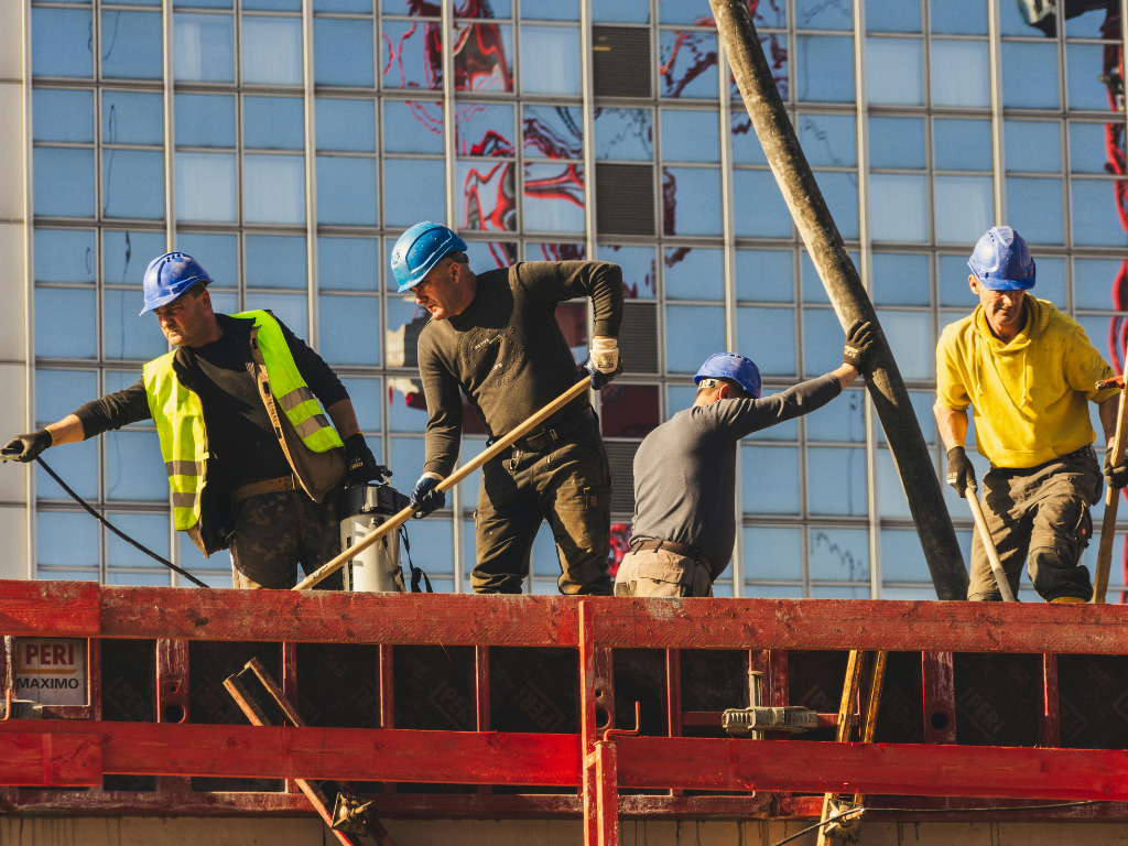 Equipo de trabajadores cooperativistas de La Dolorense en obra